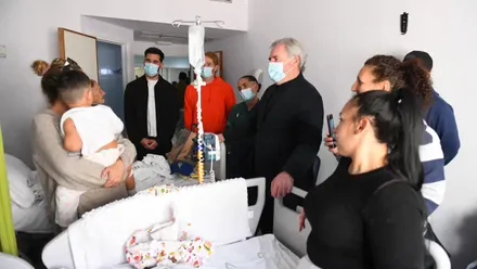 Jugadores, jugadoras y el presidente del Cádiz CF, Manuel Vizcaíno, en una habitación del Hospital Puerta del Mar. Foto: Cádiz CF.