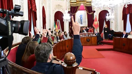 Imagen del momento de la votación de los presupuestos 2026 del Ayuntamienro de Cádiz. Foto: Eulogio García.