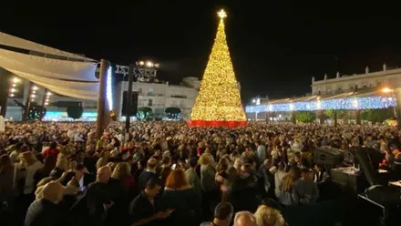 Público abarrotando la plaza en San Fernando destacando el árbol de Navidad iluminado.