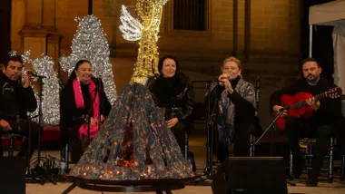 Grupo en una zambomba de Chiclana, cantas y tocan las palmas y la guitarra.