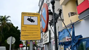 Cartel que anuncia una zona con cámaras de control de tráfico en Cádiz