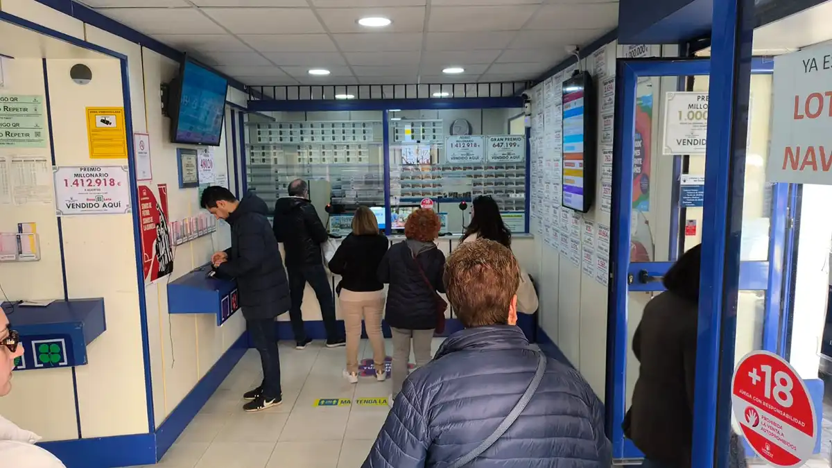 Personas de distintas edades hacen cola para comprar Lotería en la Administración El Pelotazo.