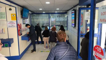 Personas de distintas edades hacen cola para comprar Lotería en la Administración El Pelotazo.