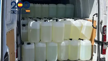 a furgoneta intervenida en la calle Manta de El Puerto de Santa María, con las garrafas de combustible apiladas en su interior. Foto: Policía Nacional.