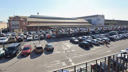 Conches aparcados en el parking de Adif de la Estación de Cádiz.