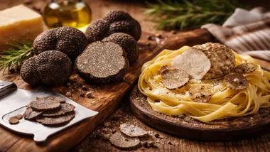 Trufas negras ralladas en la mesa y servidas.