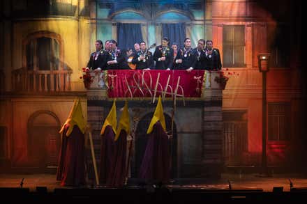 La chirigota 'Ssshhhhh!!!', primer premio de chirigotas del COAC 2026, durante una de sus actuaciones en el Gran Teatro Falla. El grupo regresará al Concurso en 2027 bajo el nombre de 'No salimos'.