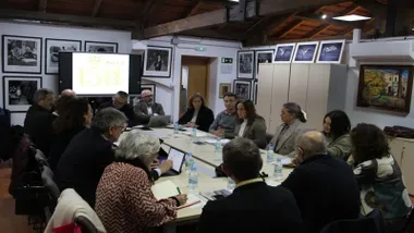 Mesa con muchas personas reunidas en Chiclana.