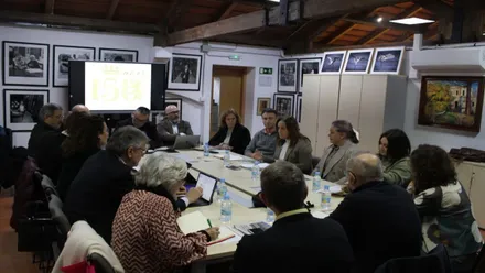 Mesa con muchas personas reunidas en Chiclana.