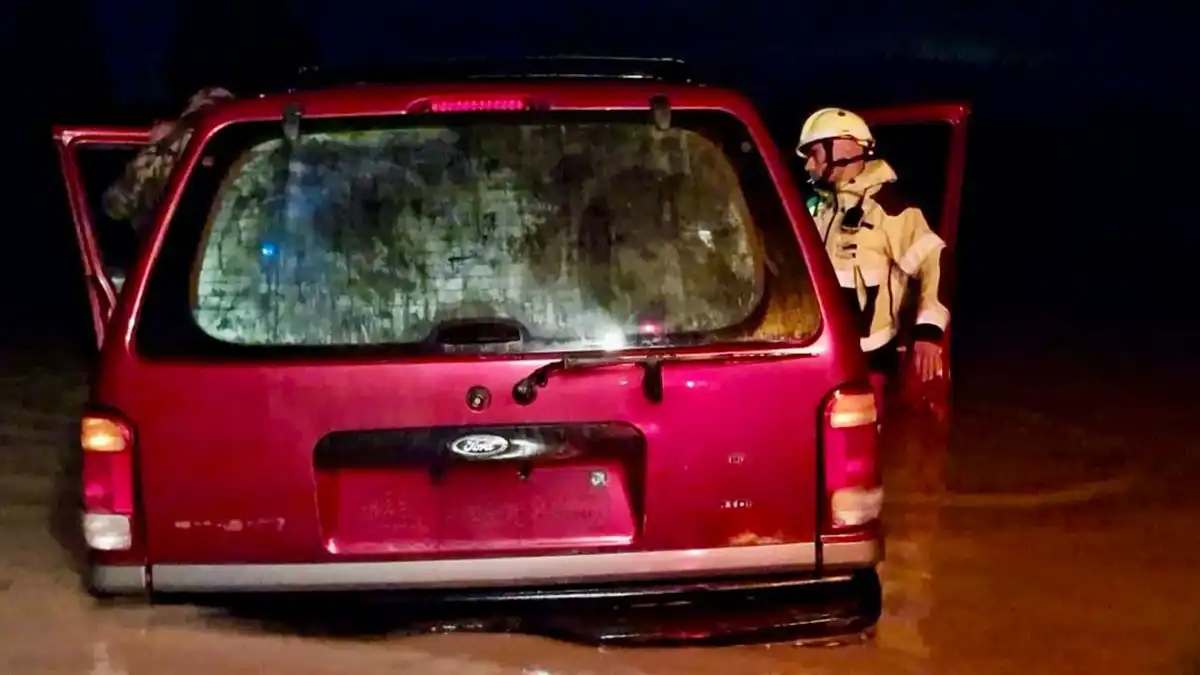 Bomberos rescatan a seis personas atrapadas por el agua en El Portal. Foto: CBPC.