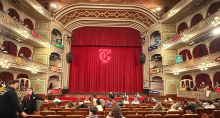 Imagen del Gran Teatro Falla antes del inicio de esta sesión del martes 13 de enero. Foto: Clara Coto Quintero.