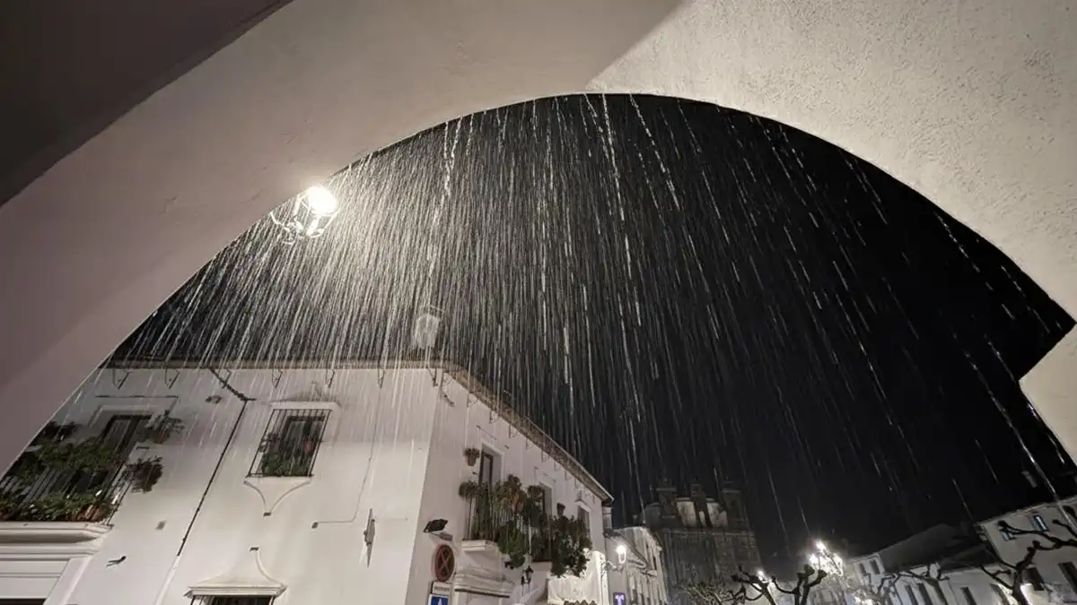 Aguanieva cayendo en Grazalema durante la madrugada. Foto: Facebook Carlos Javier García Ramírez.
