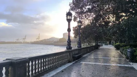 Imagen de la Alameda de Cádiz a primera hora de la mañana, con el suelo mojado por las lluvias y el mar agitado. Foto: José Luis Porquicho Prada.