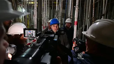 El alcalde de Cádiz, Bruno García, escoltado por los tenientes de alcalde de urbanismo, José Manuel Cossi, y de Asuntos Sociales, Pablo Otero, atiende a los medios durante la visita. Foto: Eulogio García