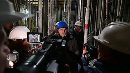 El alcalde de Cádiz, Bruno García, escoltado por los tenientes de alcalde de urbanismo, José Manuel Cossi, y de Asuntos Sociales, Pablo Otero, atiende a los medios durante la visita. Foto: Eulogio García