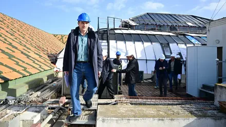 El alcalde, Bruno García, con su casco azul de visitar obras en el Palacio de Congresos. Foto: Eulogio García.