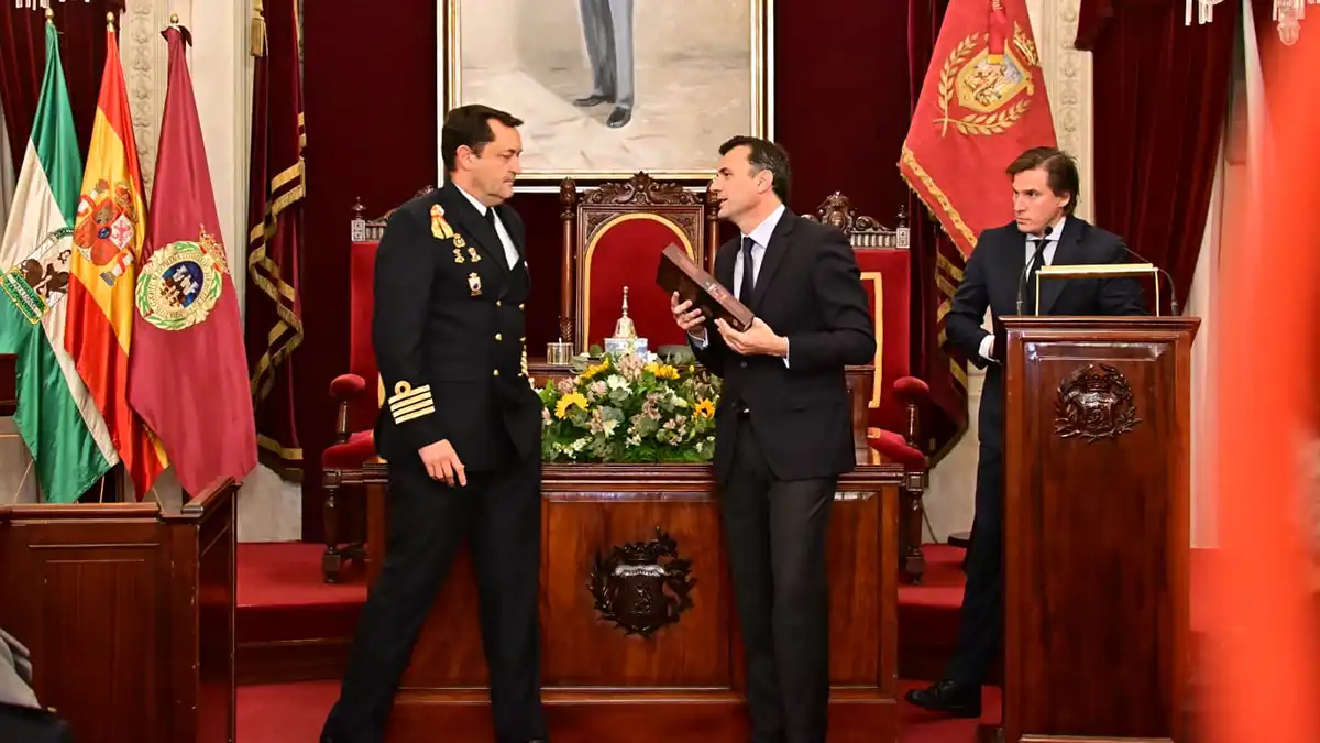 El alcalde de Cádiz entrega un recuerdo al comandante del Juan Sebastián de Elcano durante el acto institucional de despedida. Foto: Eulogio García.