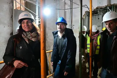 El alcalde, Bruno García, junto a la concejala de Vivienda, Ana Sanjuán, en la visita a esta promoción municipal. Foto: Eulogio García-