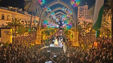 Imagen del encendido del alumbrado extraordinario de Navidad el pasado 28 de noviembre en la plaza de San Juan de Dios repleta de gente.