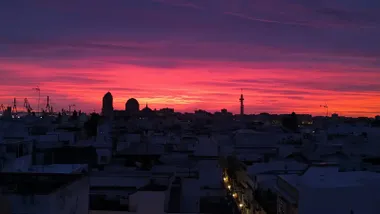 Espectacular amanecer en Cádiz este 2 de enero con las siluetas de la Catedral y el Piruli dibujándose delante del cielo rojizo. Foto: José Luis Porquicho Prada.