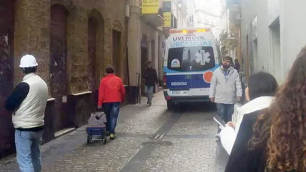 La ambulancia ha acudido a la calle Sopranis por este posible accidente laboral.