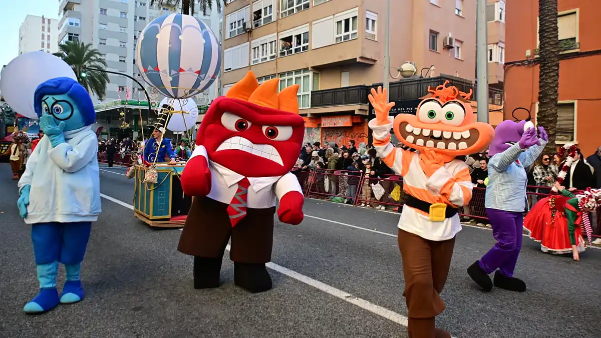 Personajes que representan emociones desfilan con vestuario colorido durante la Cabalgata de Reyes Magos.