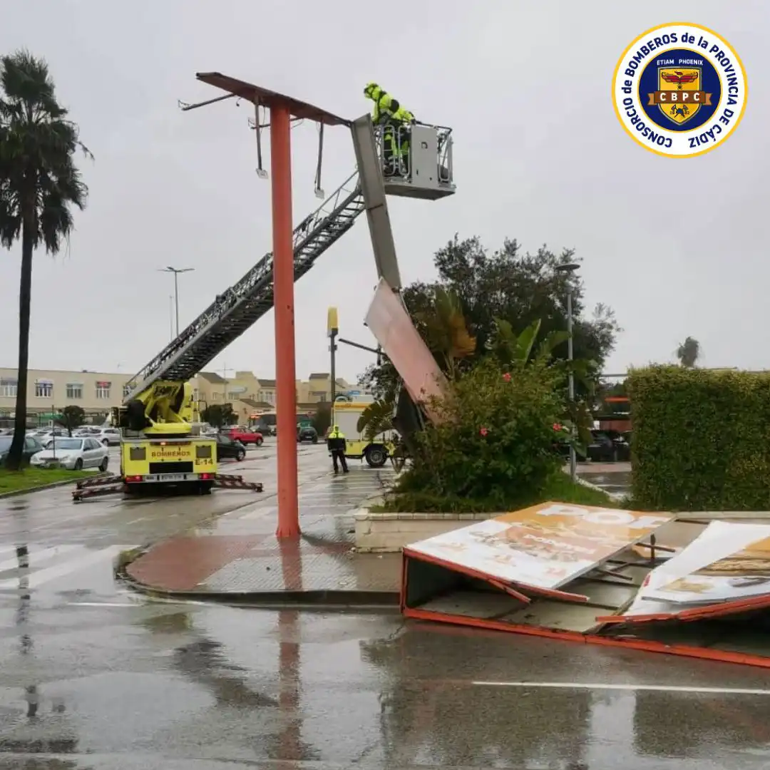 Un cartel publicitario de la Avenida del Mueble de Chiclana se ha caído por la fuerza del viento. Foto: CBPC.