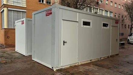 Módulos prefabricados de aseos en color beige.