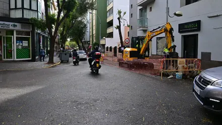 Operarios realizan trabajos de asfaltado en una calle urbana del barrio de Bahía Blanca, con maquinaria extendiendo una nueva capa de asfalto sobre la calzada.
