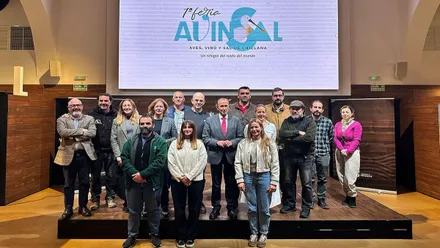 Fotografía del alcalde de Chiclana delante de una pantalla donde se expone "Avinsal".