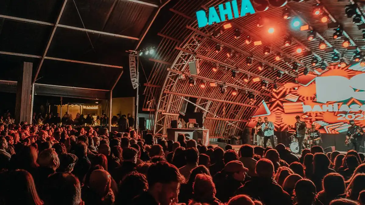 El recinto de Bahía Sound, en San Fernando, se ha consolidado como uno de los grandes espacios musicales del verano en la Bahía de Cádiz. Foto: Bahía Sound.