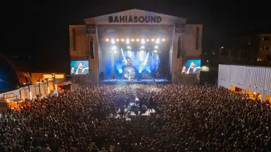 Esvenario del festival Bahía Sound con un aforo repleto