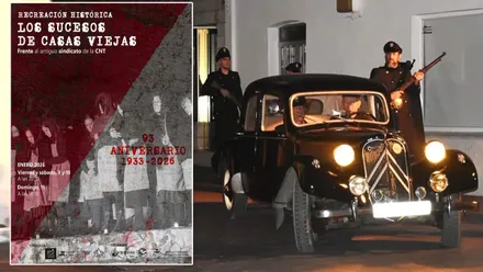 Automóvil antiguo con policías en la recreación de los sucesos de 1933 en Benalup-Casas Viejas.