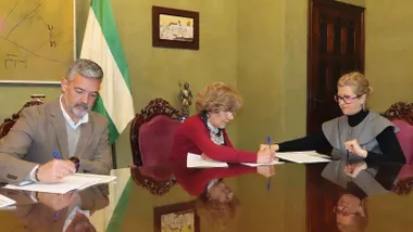 Momento de la firma del acuerdo entre el alcalde y la responsable de la asociación "Siempre Contigo".