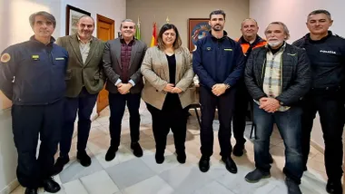 La alcaldesa de Conil y los miembros del Consorcio de Bomberos en Conil.