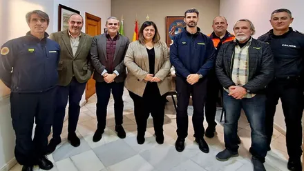 La alcaldesa de Conil y los miembros del Consorcio de Bomberos en Conil.