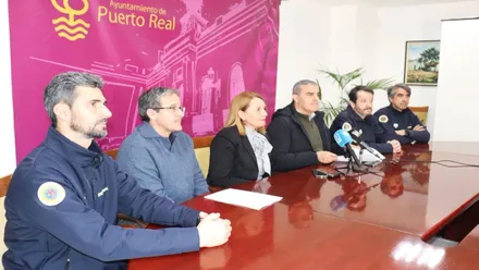 La alcaldesa junto a los bomberos, en una mesa, presentando el proyecto del parque de bomberos.