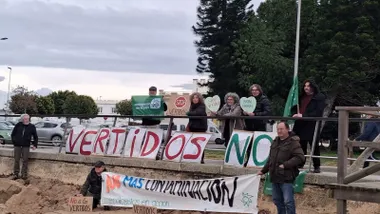 Ecologistas con pancartas en una protesta en Bonanza.