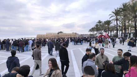 Imagen del botellón de la tarde del 31 de diciembre junto a La Caleta en lo que se ha convertido en las auténticas precampanadas de Cádiz. Foto: José Luis Porquicho Prada.