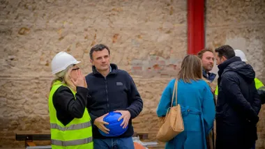 El alcalde de Cádiz, Bruno García con el casco de obra en la visita a la segunda fase del proyecto de la Fábrica de Tabacos.