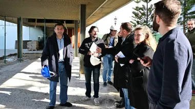 El alcalde de Cádiz, Bruno García, con su inseparable en esta ronda de visitas casco azul. Foto: Eulogio García