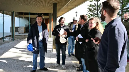El alcalde de Cádiz, Bruno García, con su inseparable en esta ronda de visitas casco azul. Foto: Eulogio García