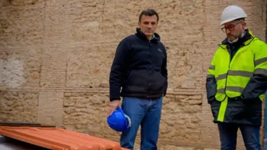 Bruno García, casco en mano, durante la visita a las obras de los antiguos depósitos de tabaco