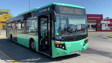 Autobús, en color verde agua, de San Fernando.