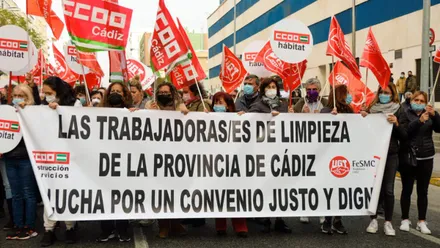 Manifestación en Cádiz portando pancartas de CCOO.