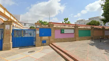 Puerta del entrada del colegio Gloria Fuertes en Jerez.
