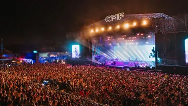 Público en un concierto en el CMF de Chiclana, en Sancti Petri.