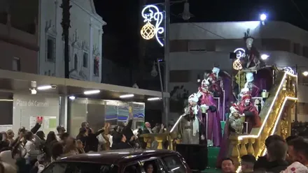 Cabalgata lanzando caramelos al público en el día de Reyes Magos en San Fernando.
