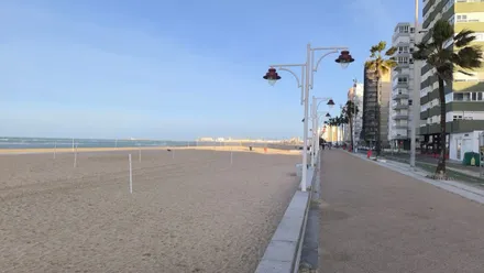 Día despejado y frío en un casi desierto Paseo Marítimo y playa de la Victoria de Cádiz. Foto: José Luis Porquicho Prada.
