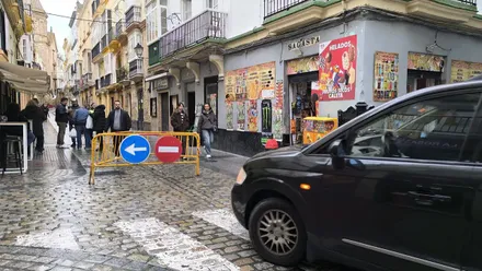 Corte por obras en la calle Sagasta de Cádiz. Foto: José Luis Porquicho Prada.